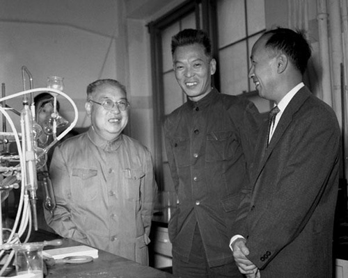 钱学森和老同学、中国科学院植物生理研究所副所长殷宏章(中)见面