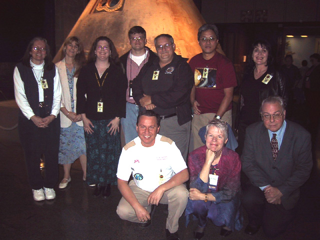 Jill Tarter(中间偏右的红衣女士)